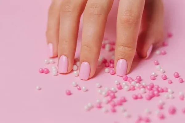 Jaki manicure nie niszczy paznokci? Odkryj bezpieczne metody pielęgnacji