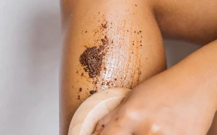 Skuteczne sposoby na zmycie balsamu brązującego i uniknięcie plam