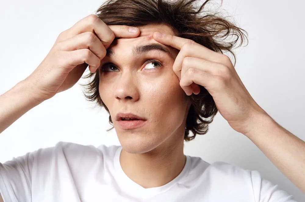 Dlaczego wyciskanie pryszczy jest przyjemne? Odkryj psychologię tej czynności