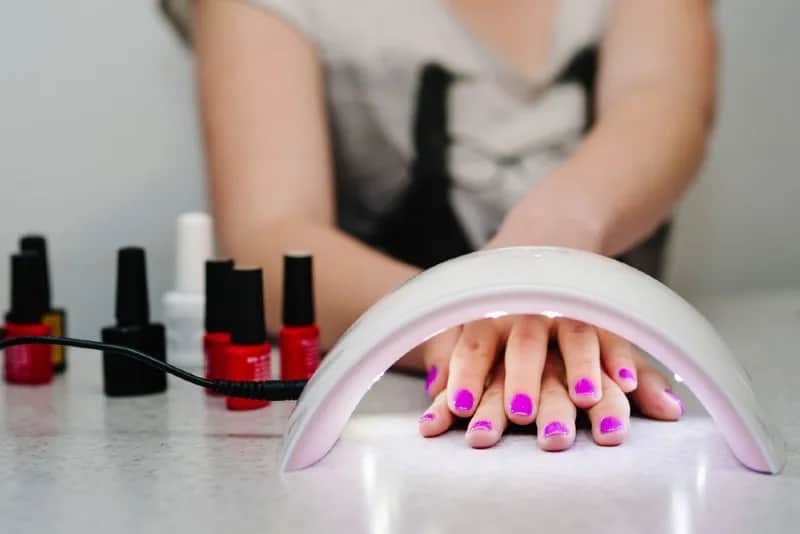 Co to są paznokcie hybrydowe? Odkryj ich zalety i zastosowanie