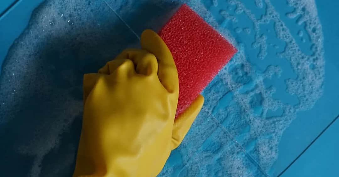 Po jakim czasie zmywać fugę, aby uniknąć trudności z czyszczeniem