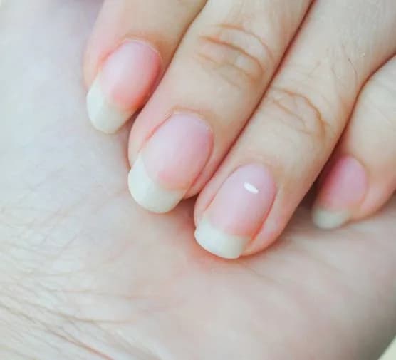 Szeroka płytka paznokcia jaki kształt? Oto najlepsze opcje dla Ciebie