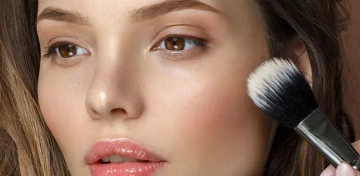 Jak ukryć pryszcze makijażem i uzyskać naturalny efekt bez wysiłku