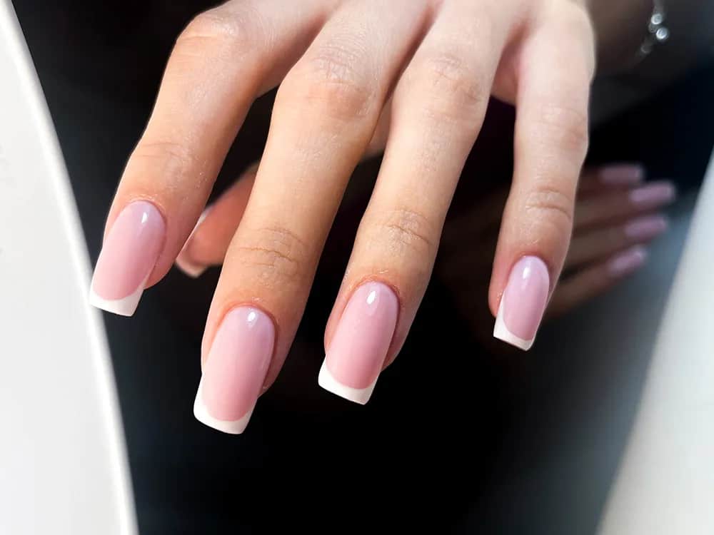 Manicure żelowy co to jest? Odkryj tajemnice tej stylizacji paznokci